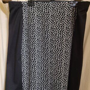 Reitmans Plus Size Skirt, 23" long black and white print. stretch knit